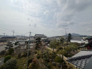 【展望】 | 東広島市八本松飯田6丁目（全2区画）1号棟　 | バルコニーからは、周辺の穏やかな住宅街と遠くの山々を望む開放的な景色が広がります。高い建物が隣接していないため、心地よい風と光を感じられる住環境です。