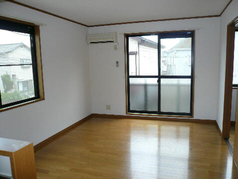 窓が多いお部屋です
