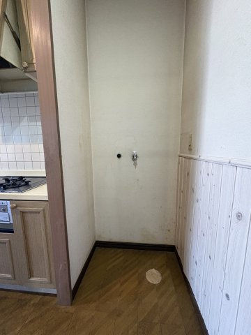 高野台南5丁目中古戸建のランドリースペース|キッチン横の洗濯機置場