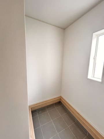 【Cradle garden】小山市東間々田 第7期の収納|〇6号棟〇
靴やアウトドア用品もすっきり収納出来るシューズインクローク。
玄関まわりがいつでも整う、暮らし上手になれる設備です♪
※2026年4月撮影