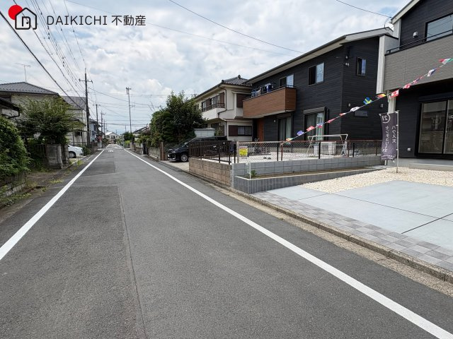 【前面道路含む現地写真】 | 坂戸市鶴舞2丁目5期　ブルーミングガーデン　新築戸建　全1棟　1号棟