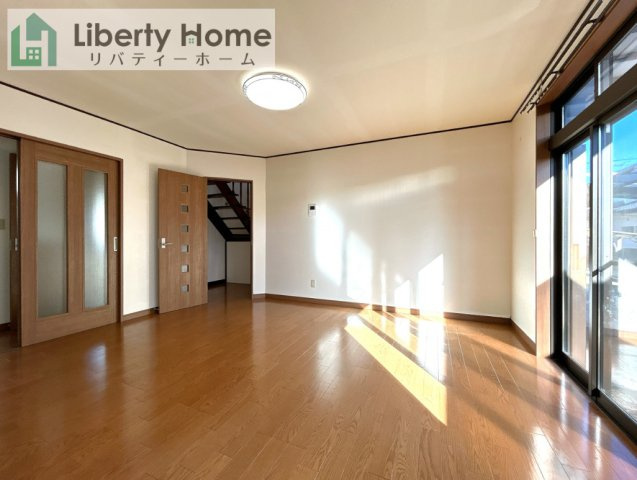 高萩市島名　中古戸建の居間・リビング