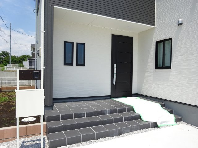 第3榛東村新井　新築戸建　1号棟の玄関|玄関パーチもゆとりある広さになっています。モニター付きインターホンも標準装備！