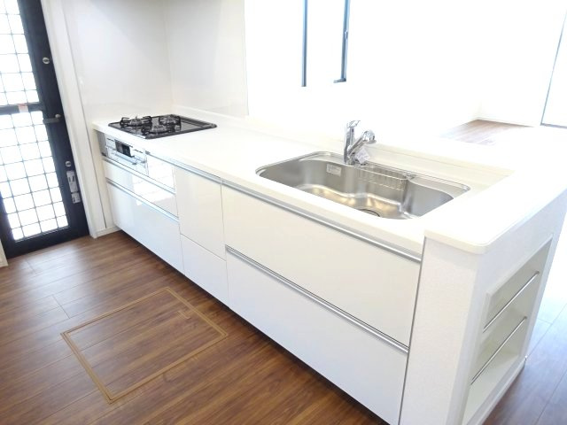 第3榛東村新井　新築戸建　1号棟のキッチン|人気のカウンターキッチン採用です☆ゴミ出しに便利な勝手口付き！
コンロも３口ご用意しています！調理スペースも広くストレスなくお料理できます。
浄水器つきなので美味しいお水も飲めますよ♪