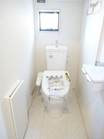 第3榛東村新井　新築戸建　1号棟のトイレ|1階トイレです。清潔感のある白を基調としています。
温水洗浄・便座暖房機能の付いた快適なトイレです☆