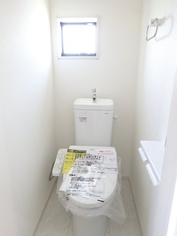 第3榛東村新井　新築戸建　1号棟のトイレ|2階トイレです。清潔感のある白を基調としています。