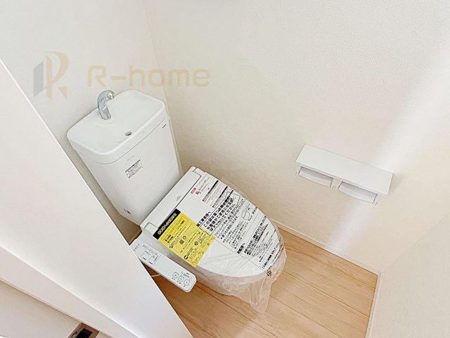 常総市水海道諏訪町第3　新築戸建て　3号棟のトイレ|温水洗浄便座付きのトイレ。
トイレが２ヵ所設置で朝の忙しい時間でも安心です。