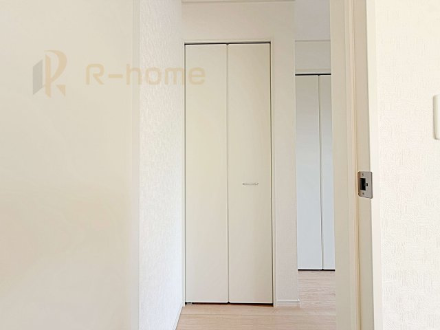 常総市水海道諏訪町第3　新築戸建て　3号棟の収納|あると便利なホールクローゼット！家族で活用できる嬉しい収納スペース♪