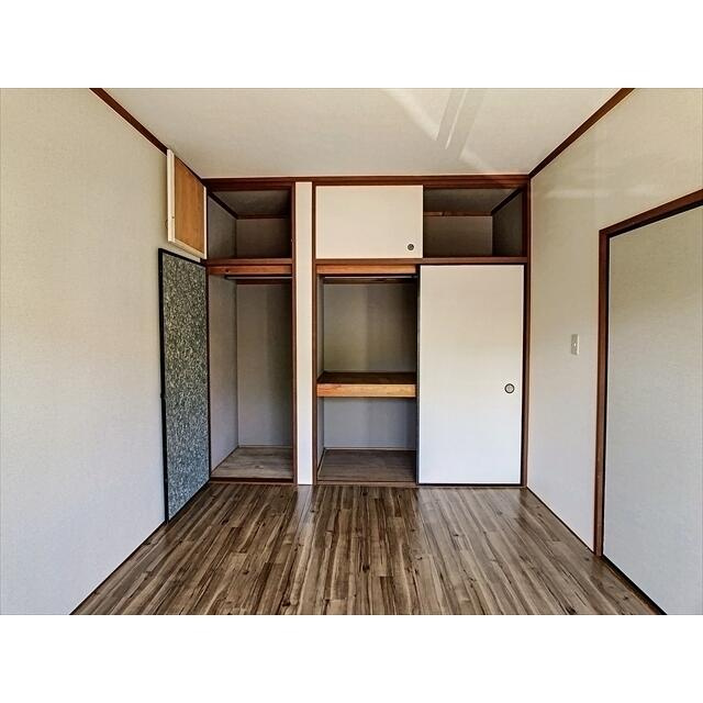 西側の部屋の帰一面が収納です