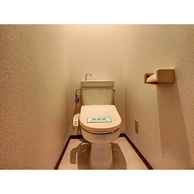 温水洗浄機能付きのトイレです