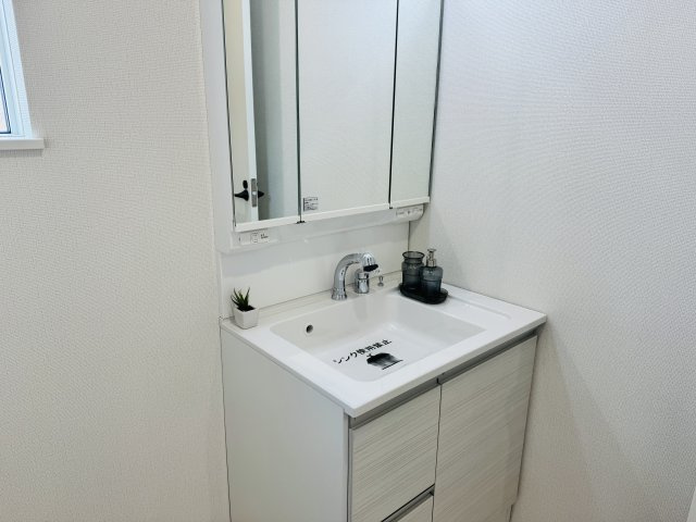 八王子市　川口町　新築一戸建て　２４ー６期の独立洗面台|～３面鏡付きの独立洗面台　細々している物をスッキリ収納出来ます～