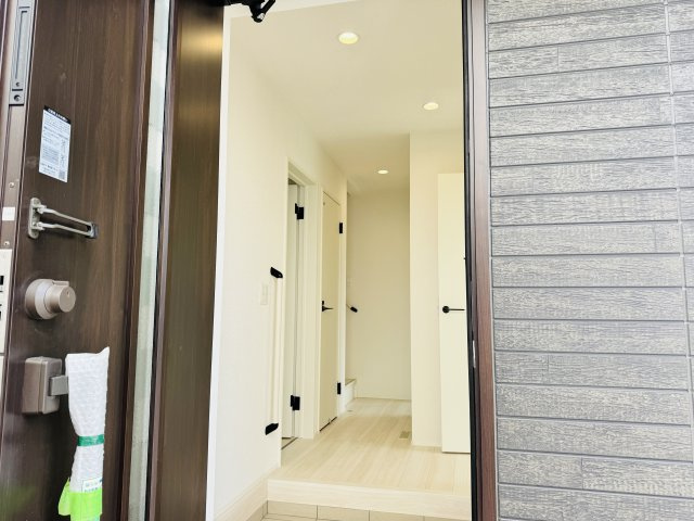 八王子市　川口町　新築一戸建て　２４ー６期の玄関|～玄関は安心のWロックキーを採用～
