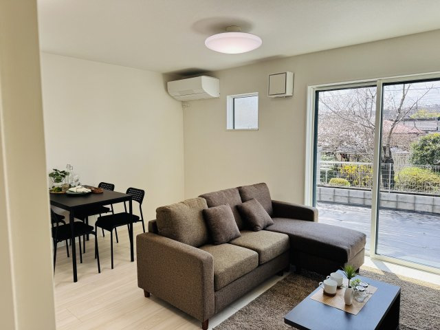 八王子市　川口町　新築一戸建て　２４ー６期の居間・リビング|～16.0帖の明るいLDKで、家族団欒の時間をお過ごしいただけます～