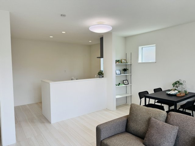 八王子市　川口町　新築一戸建て　２４ー６期の居間・リビング|～16.0帖の明るいLDKで、家族団欒の時間をお過ごしいただけます～