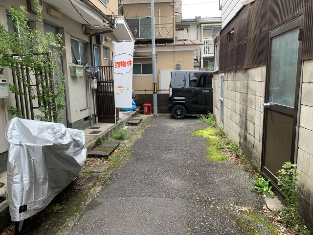 京都市北区西賀茂榿ノ木町　中古テラスハウスの前面道路含む現地写真