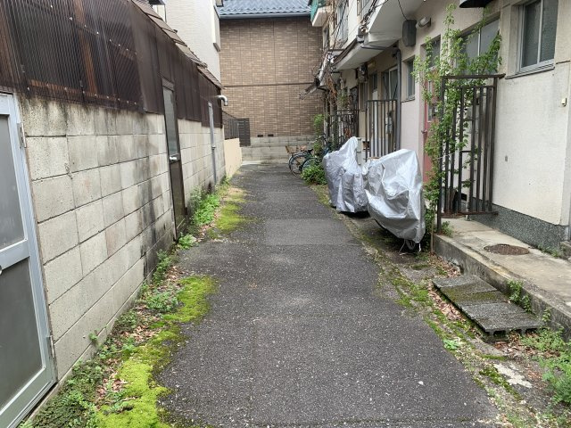 京都市北区西賀茂榿ノ木町　中古テラスハウスの前面道路含む現地写真