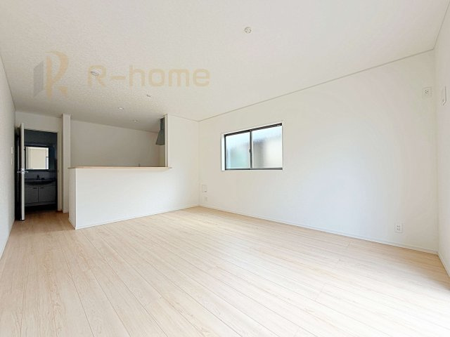 常総市水海道諏訪町第3　新築戸建て　4号棟の居間・リビング|広々とした余裕のあるリビングです♪大きな窓からは自然光が届きます。