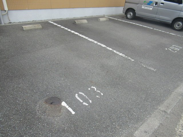 アゼリア宮上　Ｃ棟の駐車場