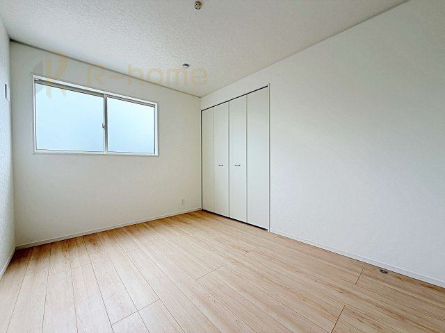 常総市水海道諏訪町第3　新築戸建て　5号棟の洋室|どんな部屋家具も合わせやすいシンプルな洋室！
たっぷりの日差しと心地よい風が舞い込む住まい♪
