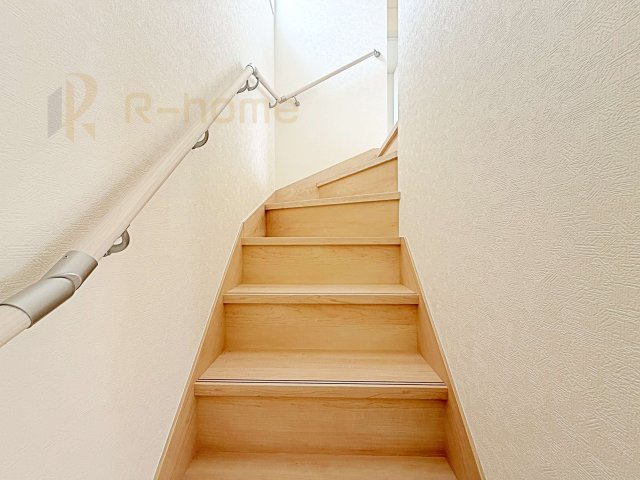 常総市水海道諏訪町第3　新築戸建て　5号棟の内装|手すりのついた階段！小さなお子様の利用も一安心です♪