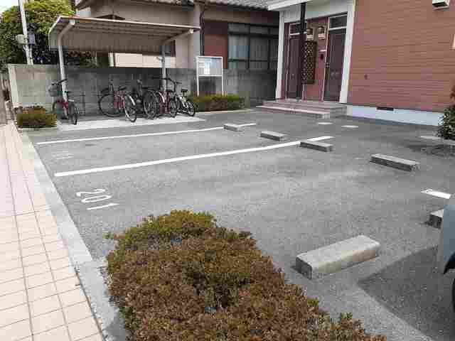 ウエストウッドの駐車場