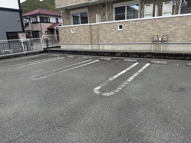エクセラン則直Ⅲの駐車場