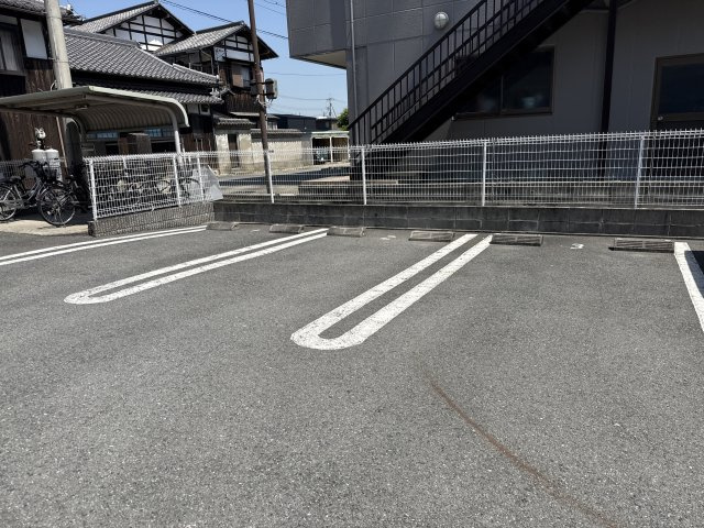 レフィナード阿成の駐車場