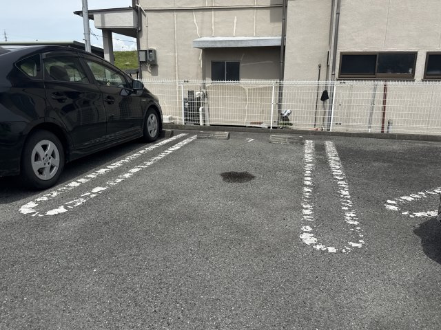 エテルナ・ウエールの駐車場