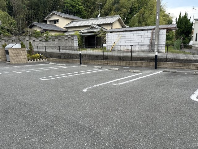 ファイン　コルソⅤの駐車場