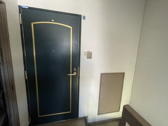 ツーバイホームビル3Fの玄関