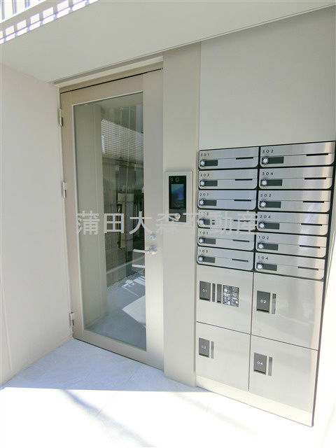 フォーラム大森北のエントランス|TVモニター付きオートロック宅配BOXメールBOX