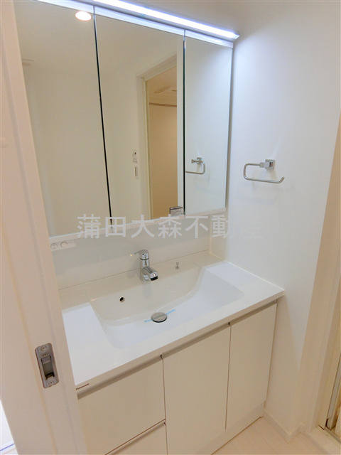 フォーラム大森北の洗面所|洗面脱衣所　3面鏡の独立洗面台