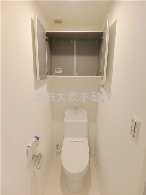 フォーラム大森北のトイレ|吊戸棚と温水洗浄便座付きのトイレ　