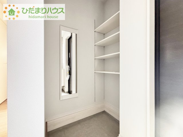 【収納】 | 取手市本郷2期　新築戸建　1号棟 | シューズインクローゼットは、靴以外にもゴルフバックやベビーカーを置くことができ、
散らかりがちな玄関もスッキリします。