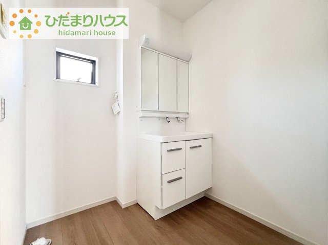 【独立洗面台】 | 取手市本郷2期　新築戸建　1号棟 | 三面鏡の大きな鏡は憧れます(^^♪
鏡の後ろは収納となっていて、細かいものでも収納できるのでスッキリと整理できます！