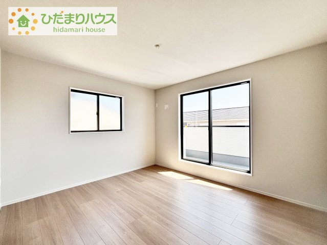 【寝室】 | 取手市本郷2期　新築戸建　1号棟 | バルコニーに面していて、たっぷり光りの入る明るい主寝室です！