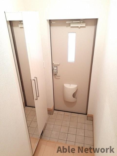 ウナカーサデラルーチェBの玄関