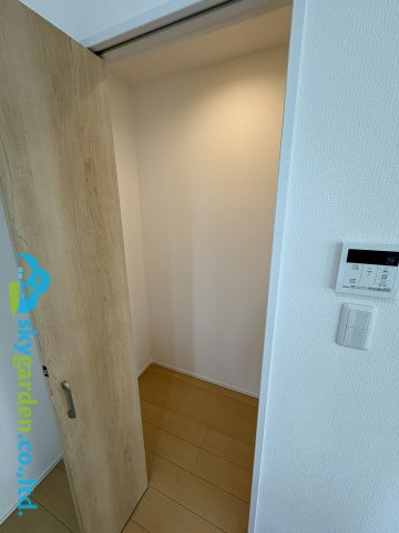 藤沢市大庭3期　新築戸建　全2棟1号棟の収納|キッチン横のパントリー
