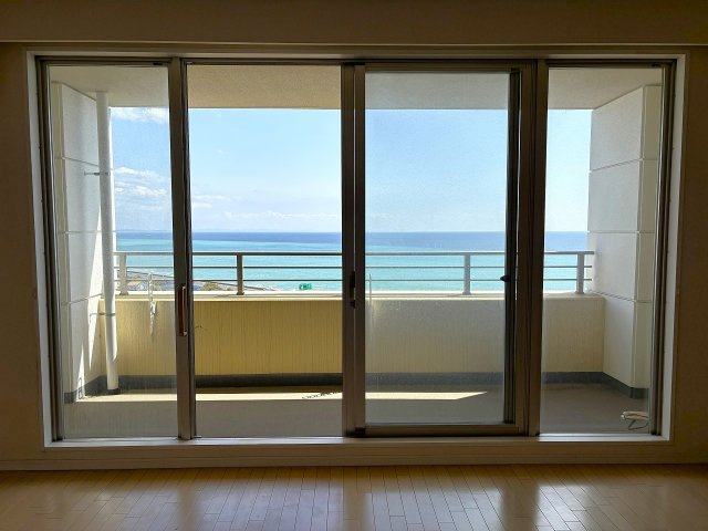 【バルコニー】 | □■ダイヤモンドライフ湘南■□ | リビング窓から見える海の景色がまるで写真を切り取ったかのような美しい光景