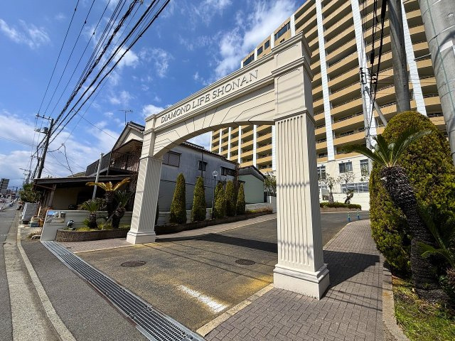 【外観】 | □■ダイヤモンドライフ湘南■□ | 重厚感のある敷地内入口の門