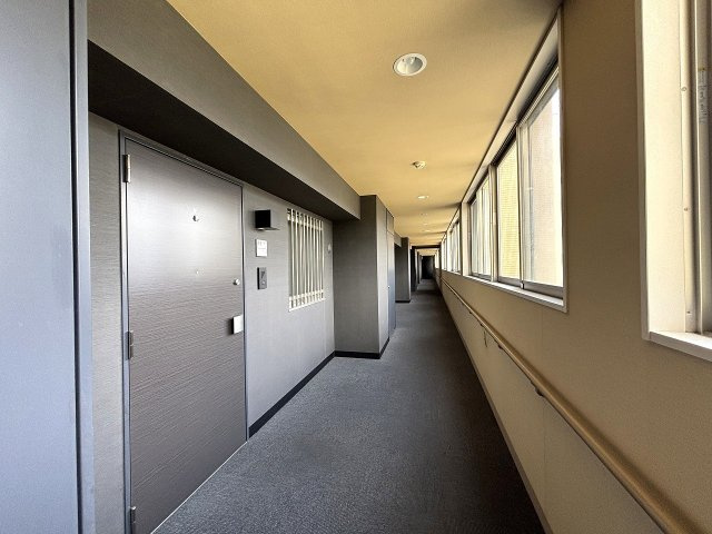 【その他共用部分】 | □■ダイヤモンドライフ湘南■□ | 共用部分の廊下には絨毯が敷いてありホテルの中にいるような優雅な空間が広がります。