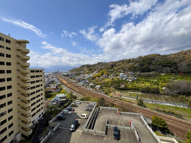 【展望】 | □■ダイヤモンドライフ湘南■□ | 共用部分の廊下の窓から見た眺望。心安らぐ緑が広がります。
