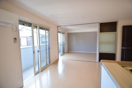 ミ・カーサの居間・リビング|窓が大きくて便利ですね