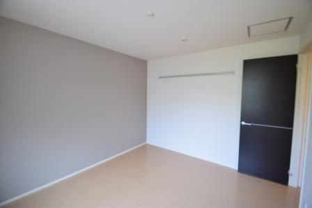 ミ・カーサの居間・リビング|アクセントクロスがオシャレです