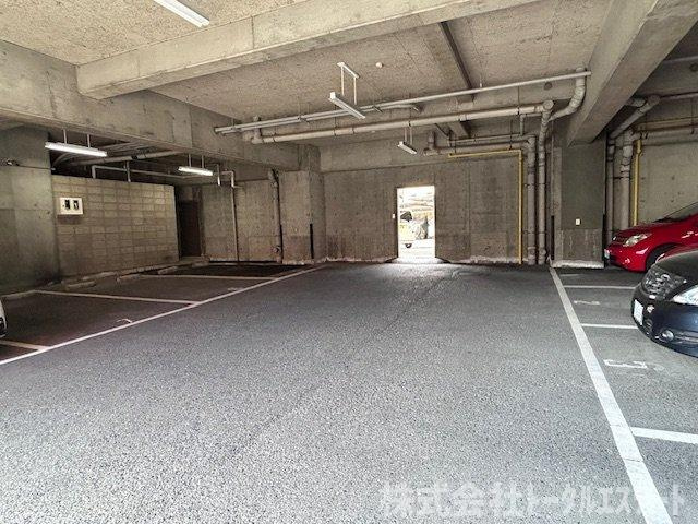 ロイヤルコーポランド上田中の駐車場