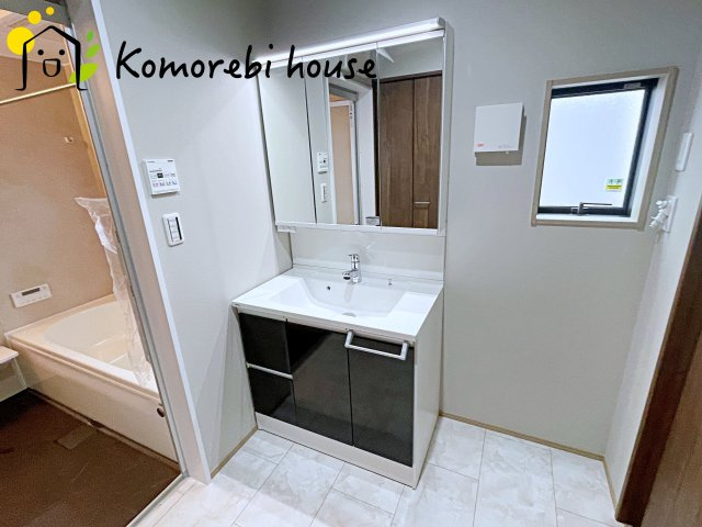 大宮大和田　2期　新築一戸建て　グリーンガーデン　01の独立洗面台|朝の身支度には欠かせない独立洗面化粧台
