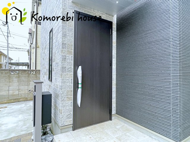 大宮大和田　2期　新築一戸建て　グリーンガーデン　01の玄関|落ち着いた玄関です