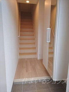 安芸高田市吉田町常友のアパートの玄関|ミラー付き大型シューズボックス