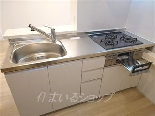 安芸高田市吉田町常友のアパートのキッチン|３口ガスコンロ付きシステムキッチン