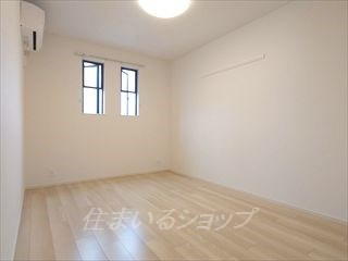 安芸高田市吉田町常友のアパートの寝室|寝室にもエアコンあり